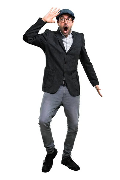 Pohledný moderní muž s baret a brýle s překvapením a sho — Stock fotografie