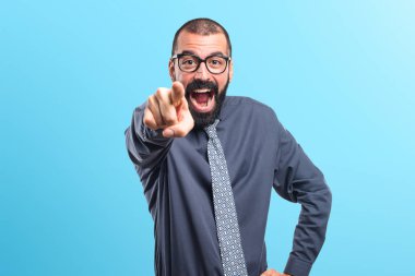 Öne doğru işaret eden adam