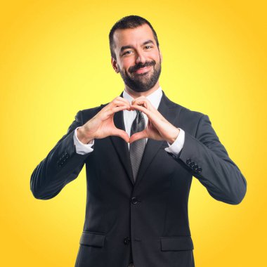 İşadamı elleri ile bir kalp yapma