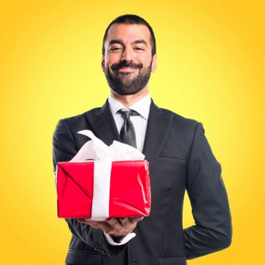 hediye tutan işadamı