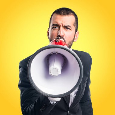 Megafon tarafından bağırarak işadamı