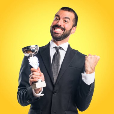 Elinde bir kupa tutan iş adamı