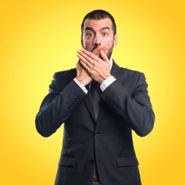 Ağzını kapsayan iş adamı