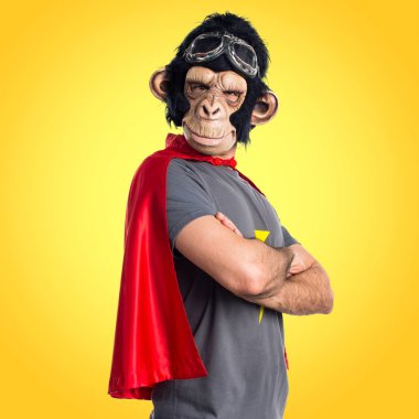 Süper kahraman maymun adam kollarını ile geçti