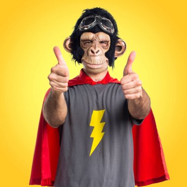 Süper kahraman maymun adam başparmak ile