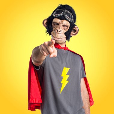 Süper kahraman maymun adam önüne işaret