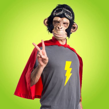 Süper kahraman maymun adam zafer jest yapıyor