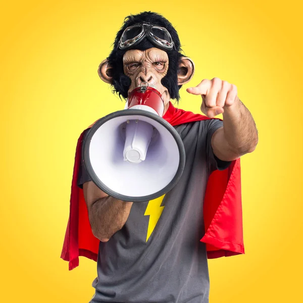 Kiabált a megafon szuperhős majom-ember — Stock Fotó