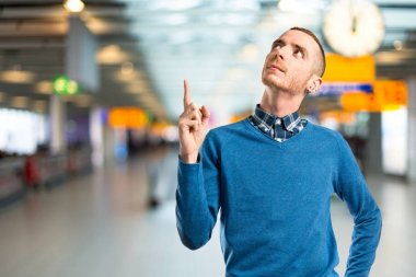 genç adam beyaz arka plan üzerinde yukarı dönük 