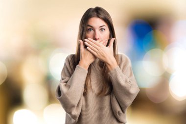 Kız ağzını kapatıyor.