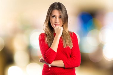 sevimli genç kız izole beyaz zemin üzerinde bir fikir düşünce 