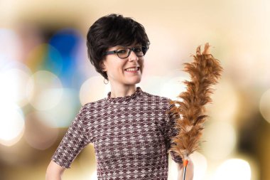 Esmer kız bir toz bezi holding