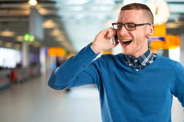 Unga affärsmän skrika till mobila över isolerade bakgrund. — Stockfoto