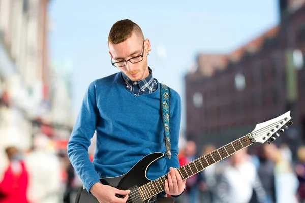 Giovane uomo che suona la chitarra su sfondo bianco — Foto Stock