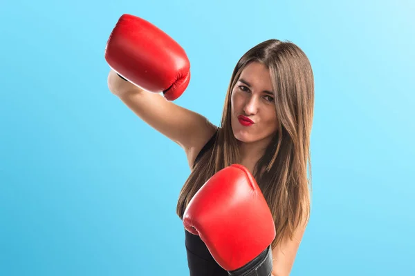 Menina com luvas de boxe — Fotografia de Stock