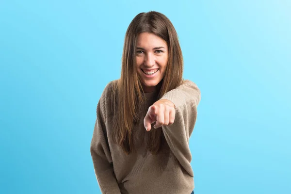 Girl pointing to the front — Stock Photo, Image