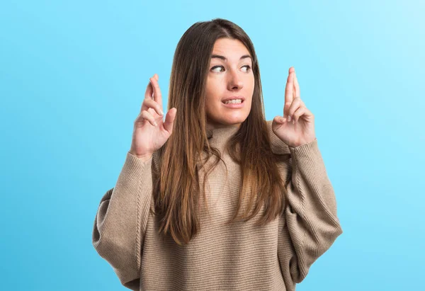 Mädchen drückt die Daumen — Stockfoto