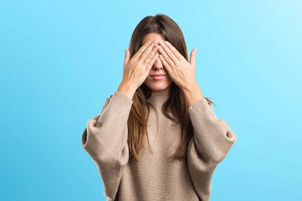 Menina cobrindo seus olhos — Fotografia de Stock