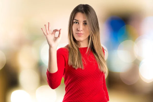 Ung kvinna att göra Ok över vit bakgrund — Stockfoto