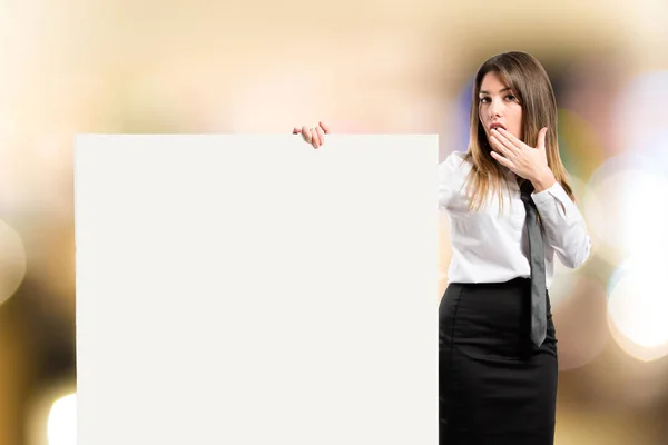 Geschäftsfrau hält Plakat über weißem Hintergrund — Stockfoto