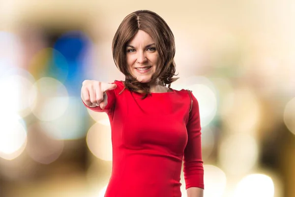 Brunette woman pointing to the front — Stock Photo, Image
