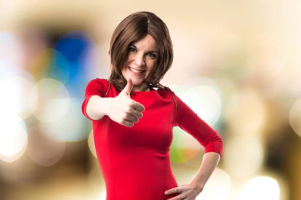 Brunette woman with thumb up — Stock Photo, Image