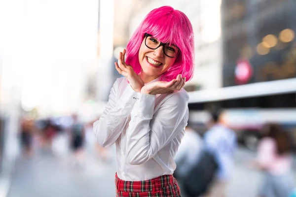 Девушка с розовыми волосами — стоковое фото