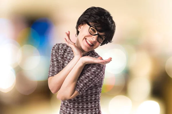 Chica haciendo gesto feliz —  Fotos de Stock