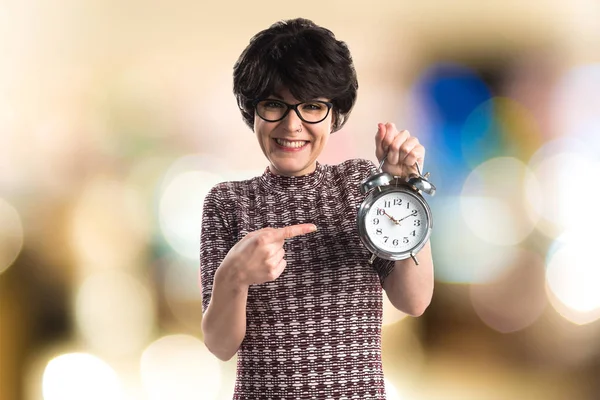 Morena chica sosteniendo reloj vintage —  Fotos de Stock
