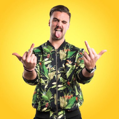 Yakışıklı adam boynuz jest yapma