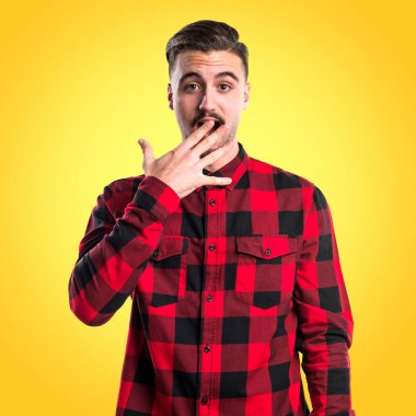 Sürpriz bir jest yapan yakışıklı erkek