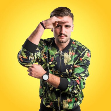 yakışıklı bir adam bir şey gösteriliyor