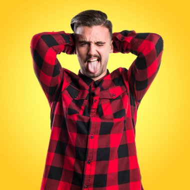 Bir şaka yapan yakışıklı erkek