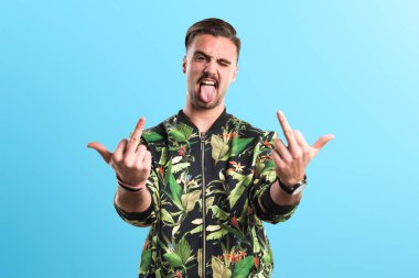 Yakışıklı adam boynuz jest yapma