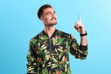 yakışıklı adam yukarı dönük 