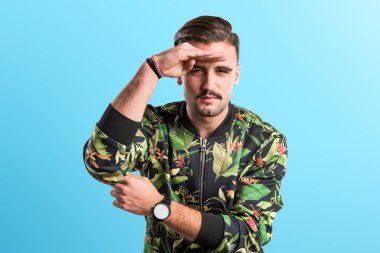 yakışıklı bir adam bir şey gösteriliyor