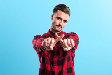 Hiçbir hareketi yapan yakışıklı erkek