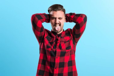 Bir şaka yapan yakışıklı erkek