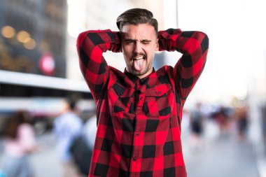 Bir şaka yapan yakışıklı erkek