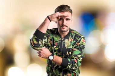 yakışıklı bir adam bir şey gösteriliyor