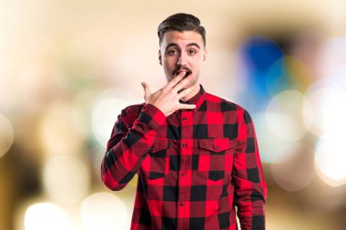 Sürpriz bir jest yapan yakışıklı erkek