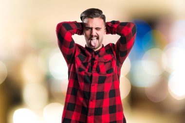 Bir şaka yapan yakışıklı erkek