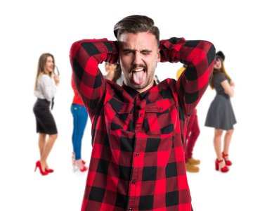 Bir şaka yapan yakışıklı erkek