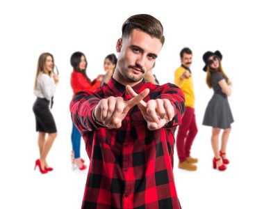 Hiçbir hareketi yapan yakışıklı erkek