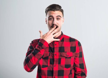 Sürpriz bir jest yapan yakışıklı erkek