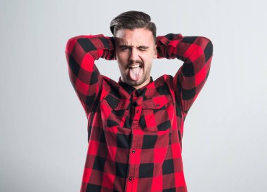 Bir şaka yapan yakışıklı erkek