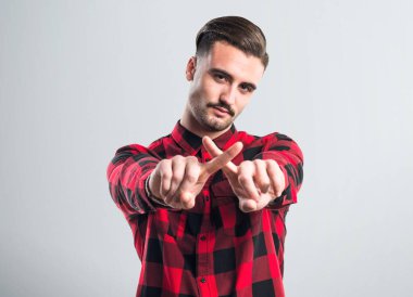 Hiçbir hareketi yapan yakışıklı erkek