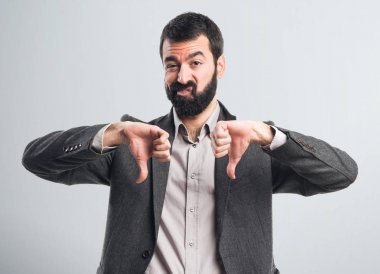 Kötü sinyal yapan erkek