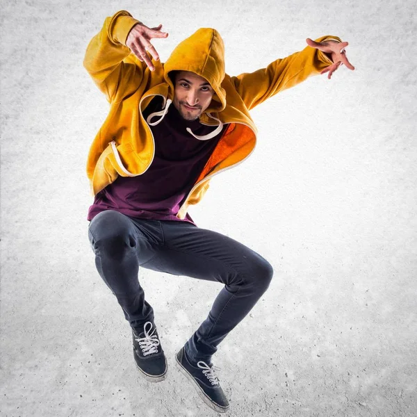 Mann tanzt Straßentanz — Stockfoto