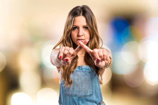 Chica bonita en pantalones cortos haciendo NO gesto —  Fotos de Stock